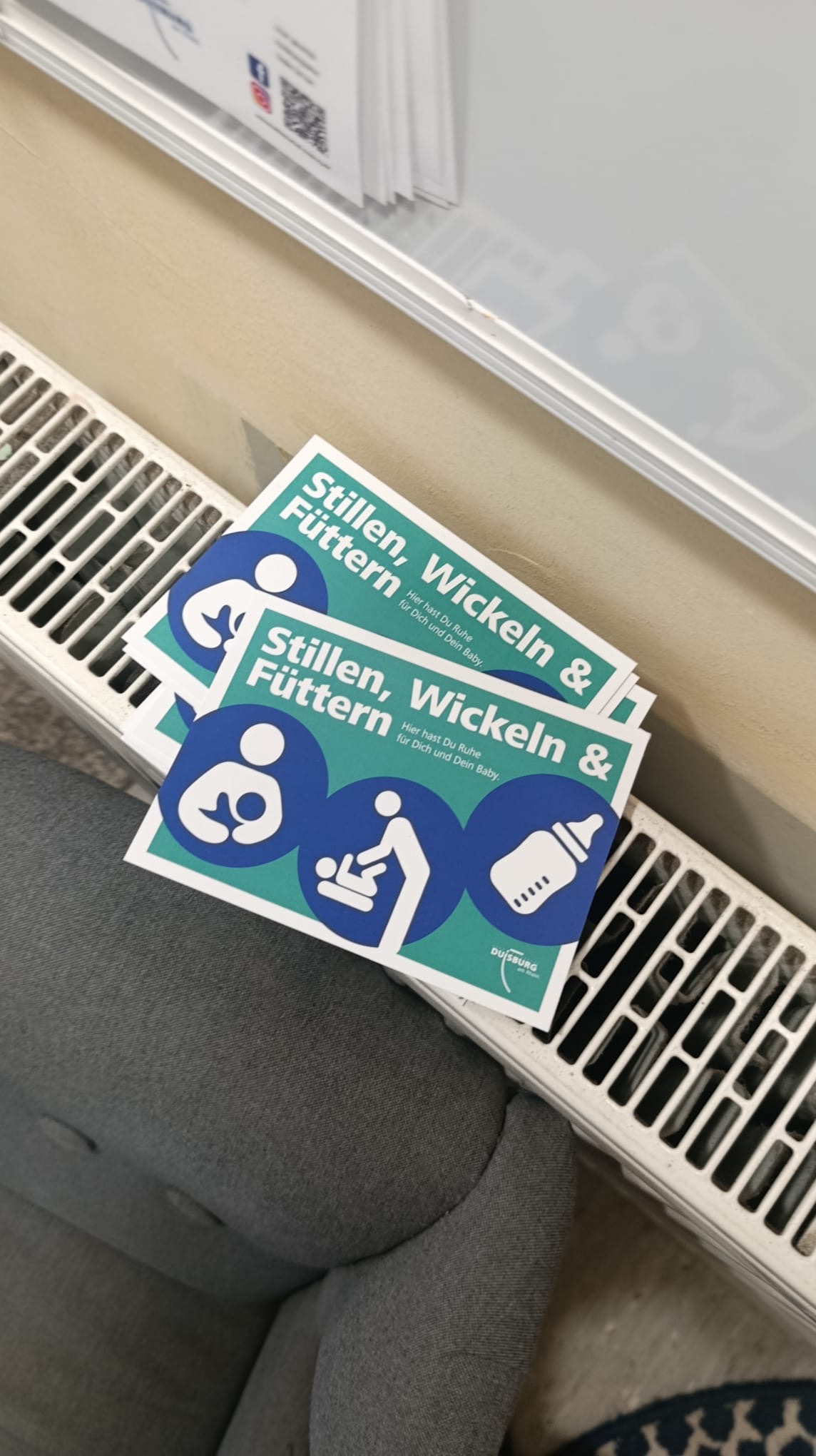 Türkisfarbene Aufkleber der Stadt Duisburg mit den Symbolen für Stillen, Wickeln und Füttern